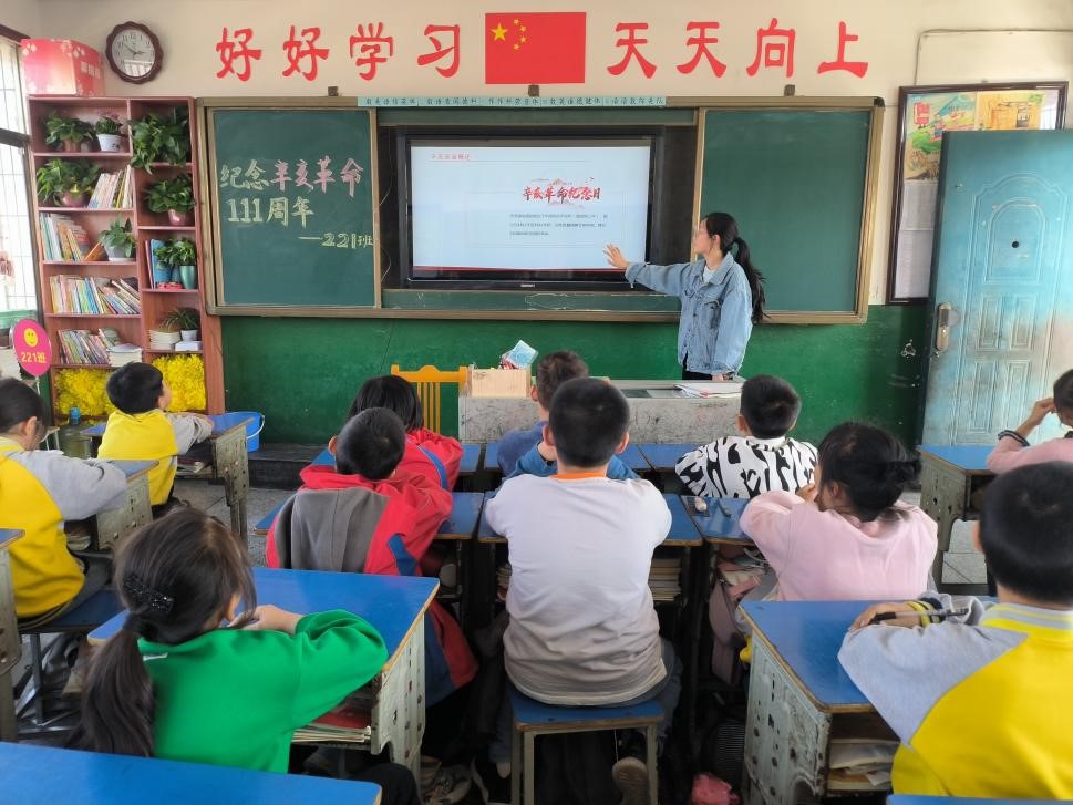 “學(xué)習(xí)光輝歷史，傳承革命精神”