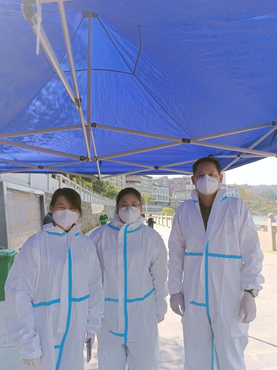 邵陽(yáng)縣塘田市鎮(zhèn)中學(xué)教師志愿者積極協(xié)助該鎮(zhèn)開(kāi)展大規(guī)模核酸檢測(cè)