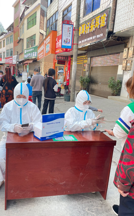 邵陽(yáng)縣塘田市鎮(zhèn)中學(xué)教師志愿者積極協(xié)助該鎮(zhèn)開(kāi)展大規(guī)模核酸檢測(cè)