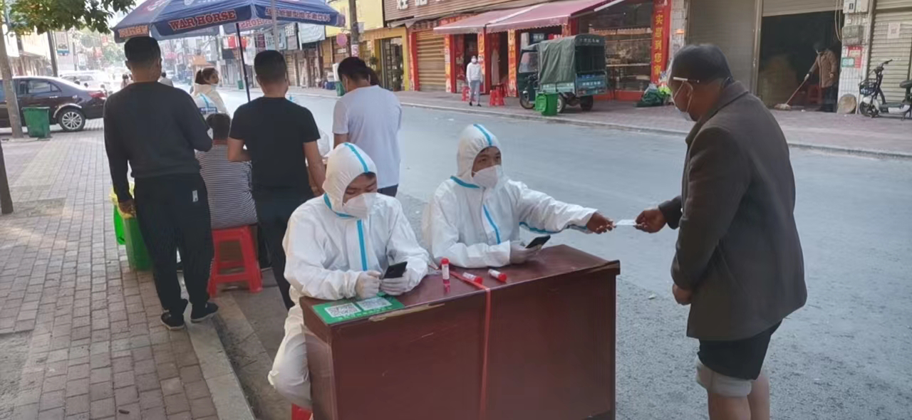 邵陽(yáng)縣塘田市鎮(zhèn)中學(xué)教師志愿者積極協(xié)助該鎮(zhèn)開(kāi)展大規(guī)模核酸檢測(cè)