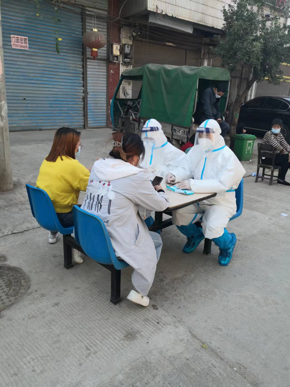 邵陽(yáng)縣塘田市鎮(zhèn)中學(xué)教師志愿者積極協(xié)助該鎮(zhèn)開(kāi)展大規(guī)模核酸檢測(cè)