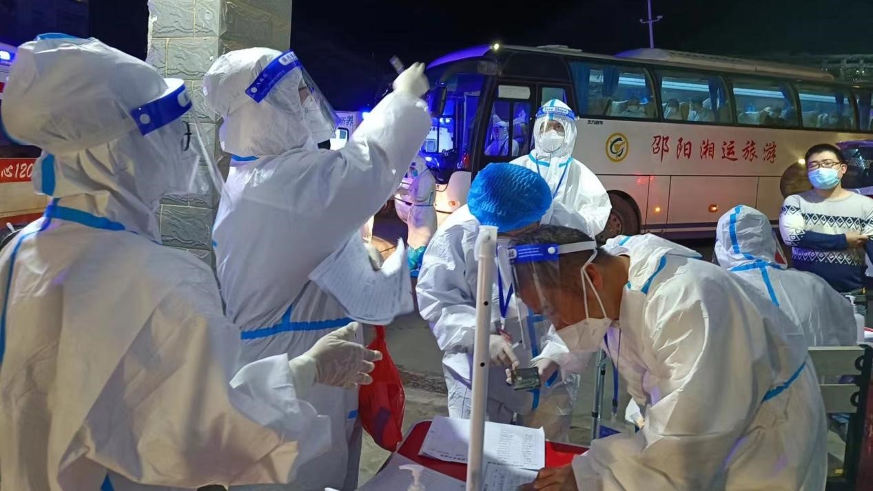 “抗疫姐妹花，花中現(xiàn)芳華”