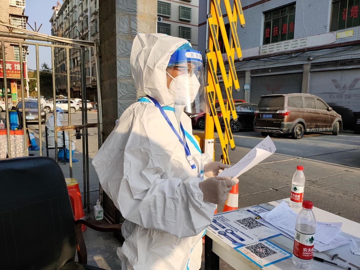 “抗疫姐妹花，花中現(xiàn)芳華”