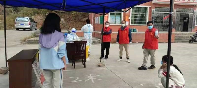 邵陽縣谷洲鎮(zhèn)中心學校黨總支率領黨員志愿者全力抗疫