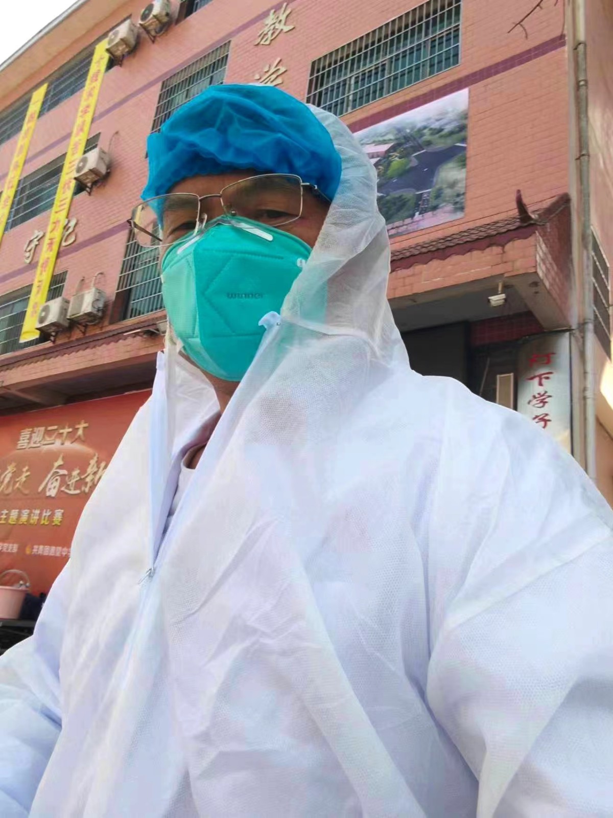 合力征戰(zhàn)解困境，并肩抗疫暖人心