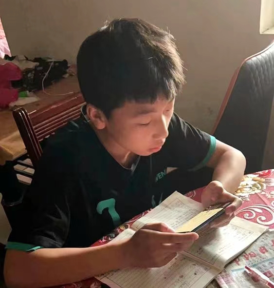 合力征戰(zhàn)解困境，并肩抗疫暖人心