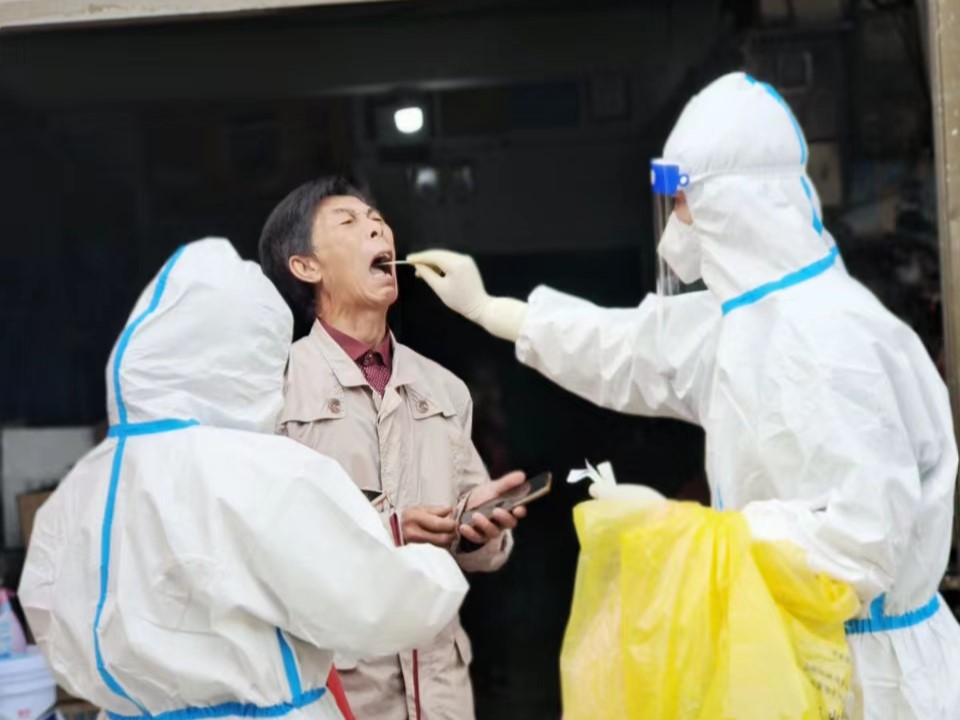 邵陽(yáng)縣塘田市鎮(zhèn)積極開(kāi)展上門(mén)核酸采樣工作