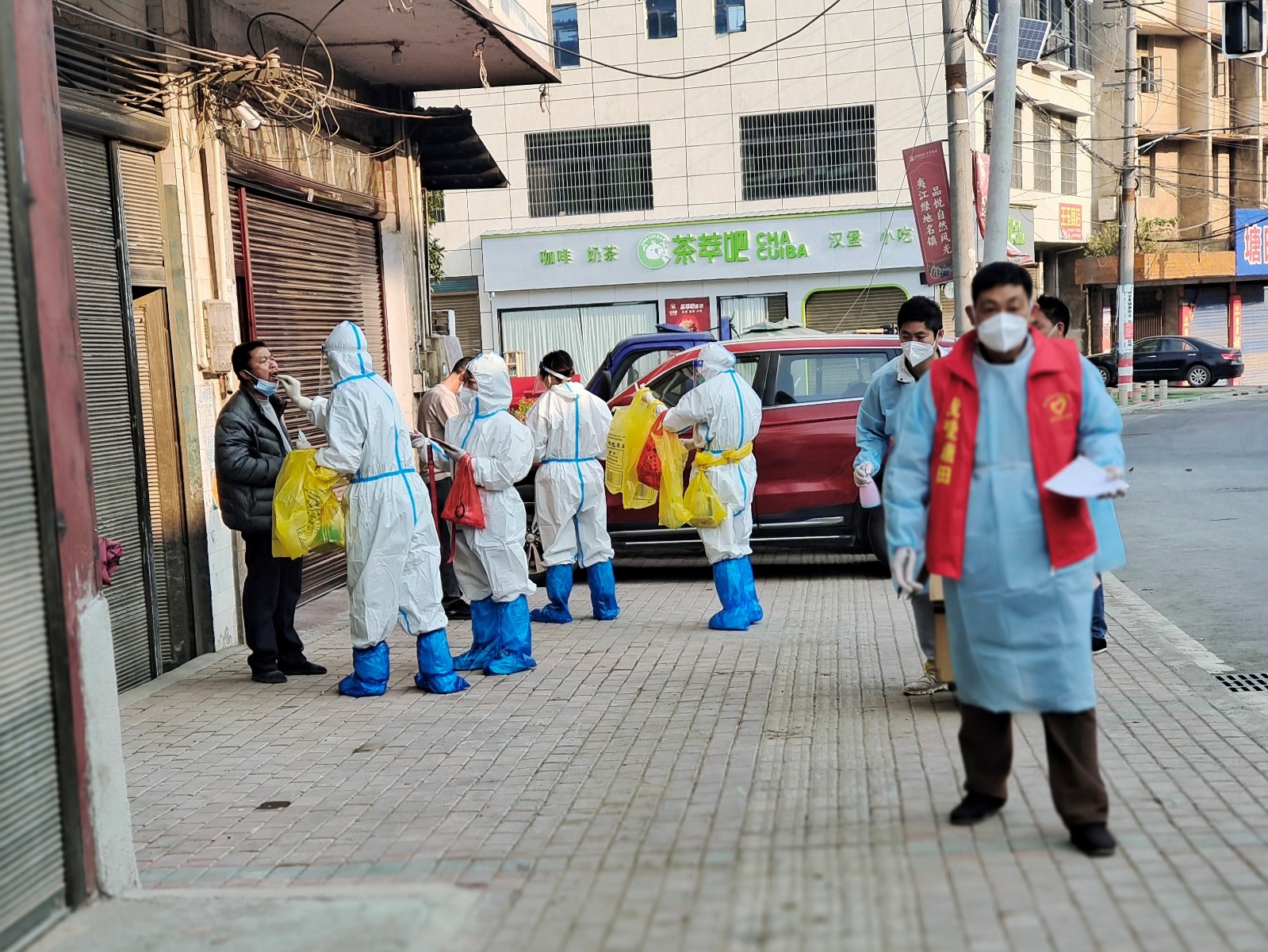 邵陽(yáng)縣塘田市鎮(zhèn)積極開(kāi)展上門(mén)核酸采樣工作