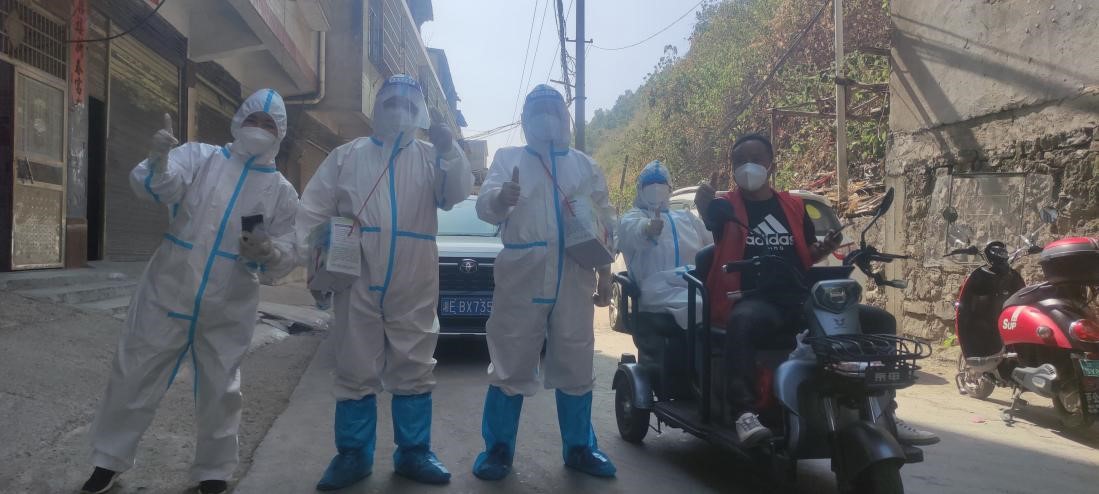 鐵肩擔(dān)重任，黨員顯擔(dān)當(dāng)