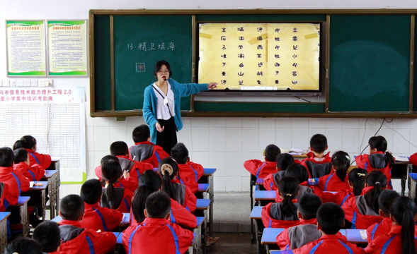 “滿室芬芳話教研，譜寫(xiě)語(yǔ)文新詩(shī)篇”