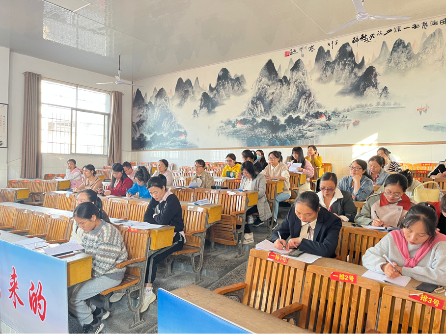 “滿室芬芳話教研，譜寫(xiě)語(yǔ)文新詩(shī)篇”