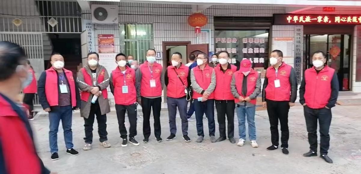 黨員負(fù)重前行