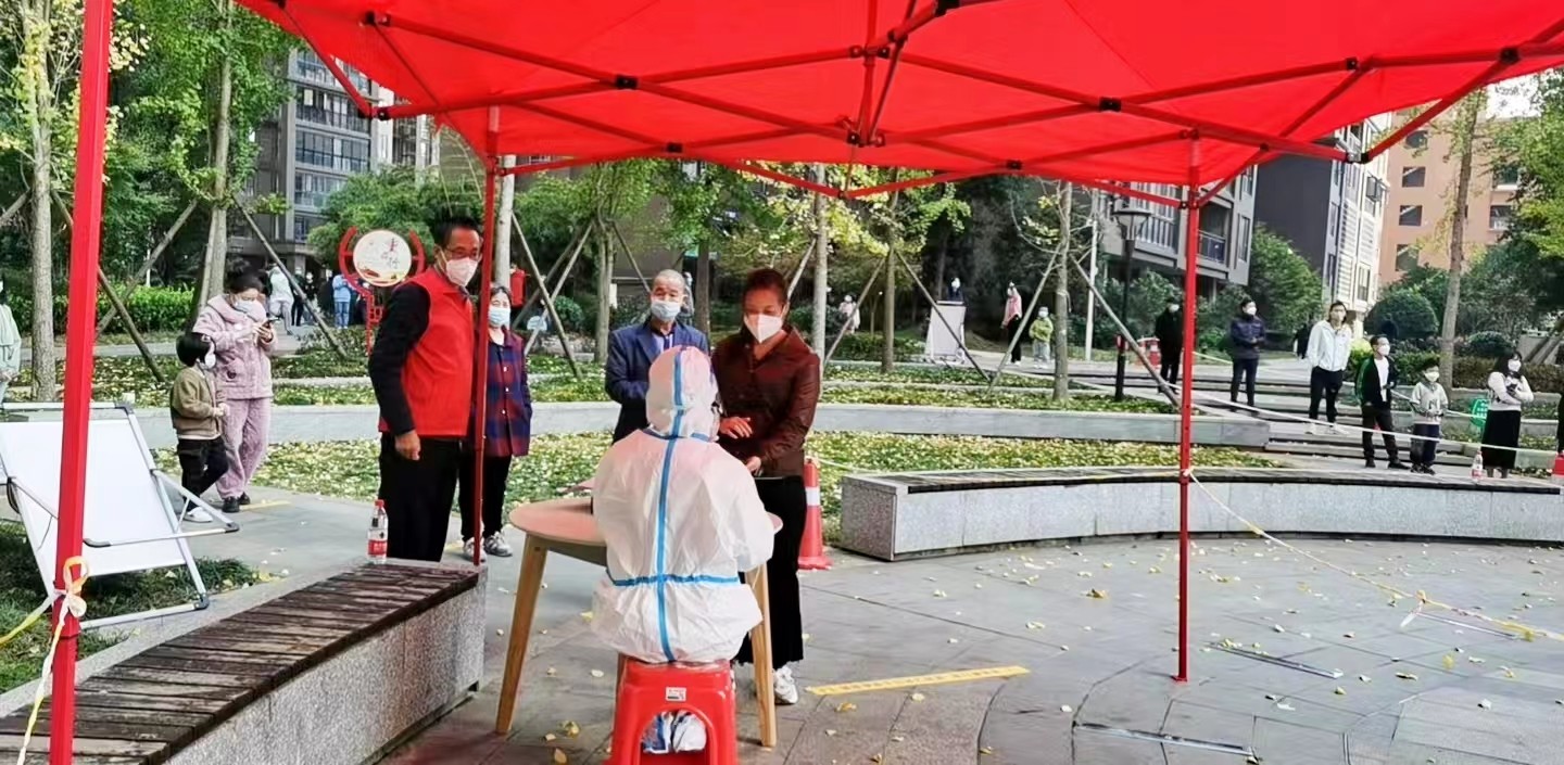 教師志愿者在“疫”線閃閃發(fā)光