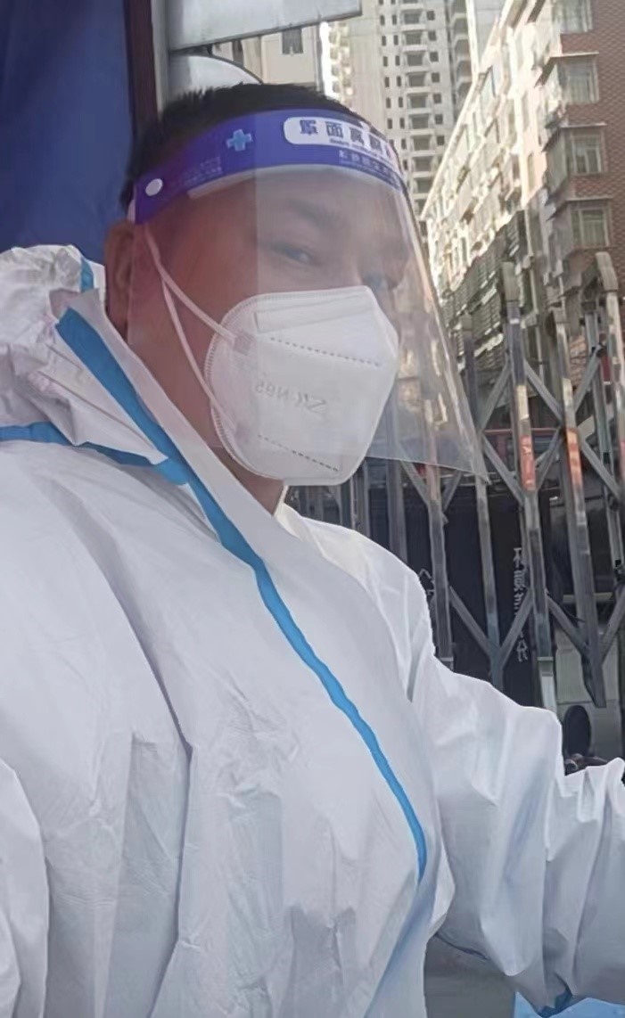 “黨徽閃耀 抗疫有我”