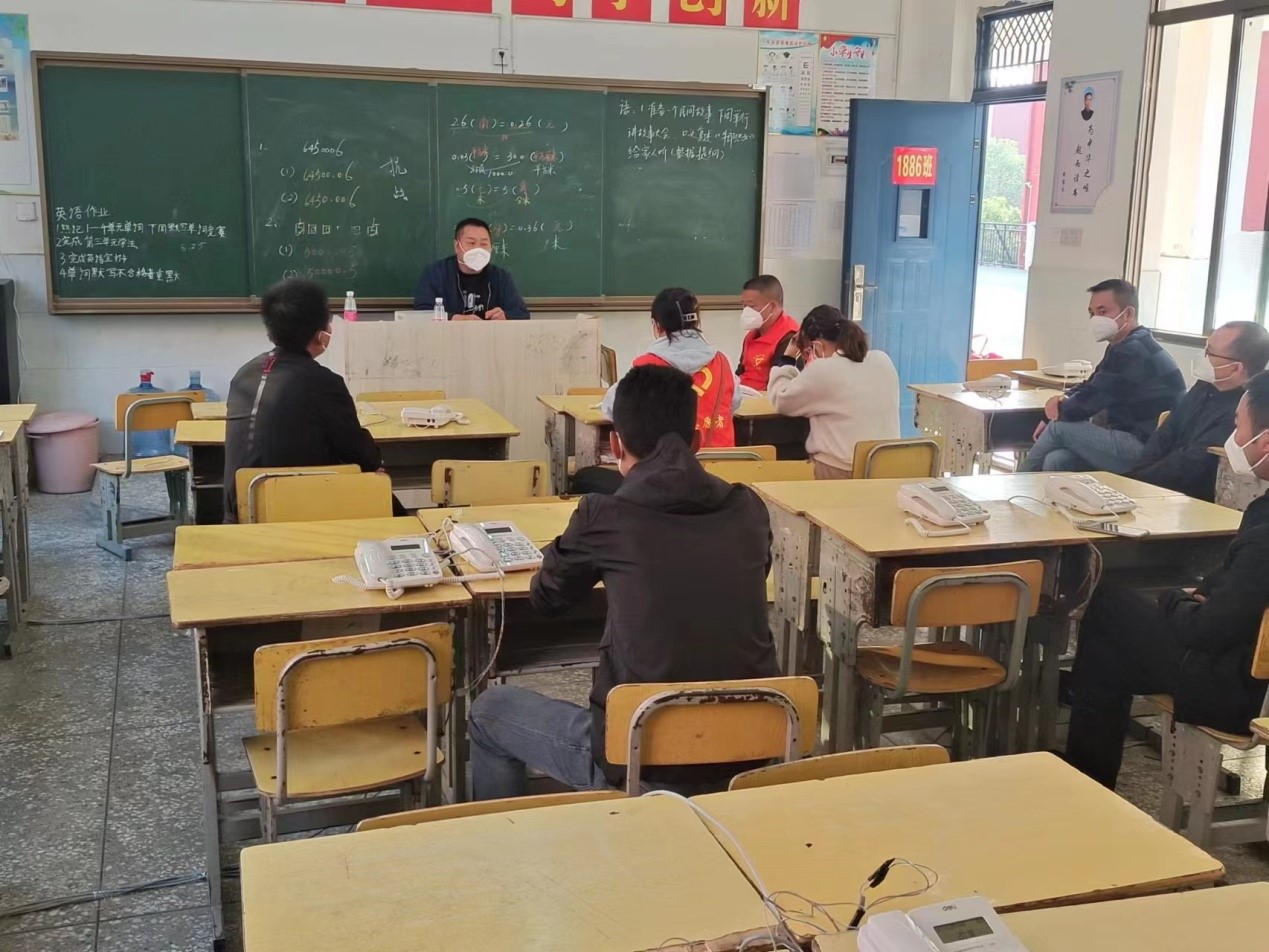 “黨徽閃耀 抗疫有我”