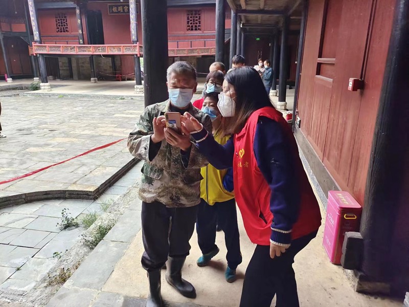 育人為師，抗疫為士