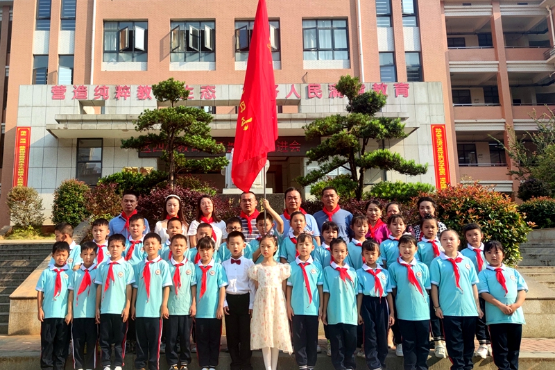 童心敬老 情暖重陽——城區(qū)四小開展愛老敬老主題活動 ?