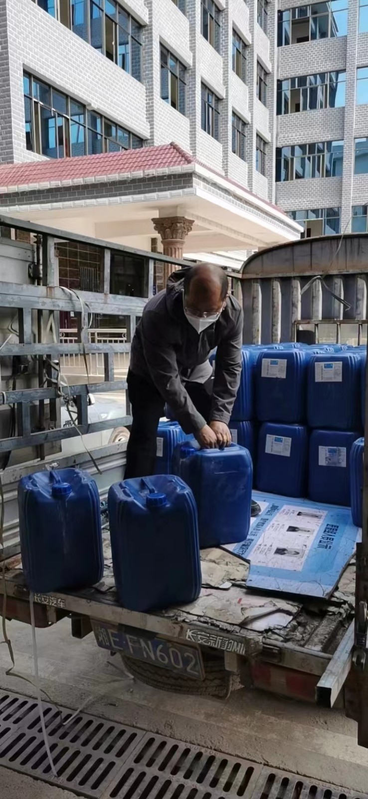 黨旗飄揚(yáng)，篤行致遠(yuǎn)