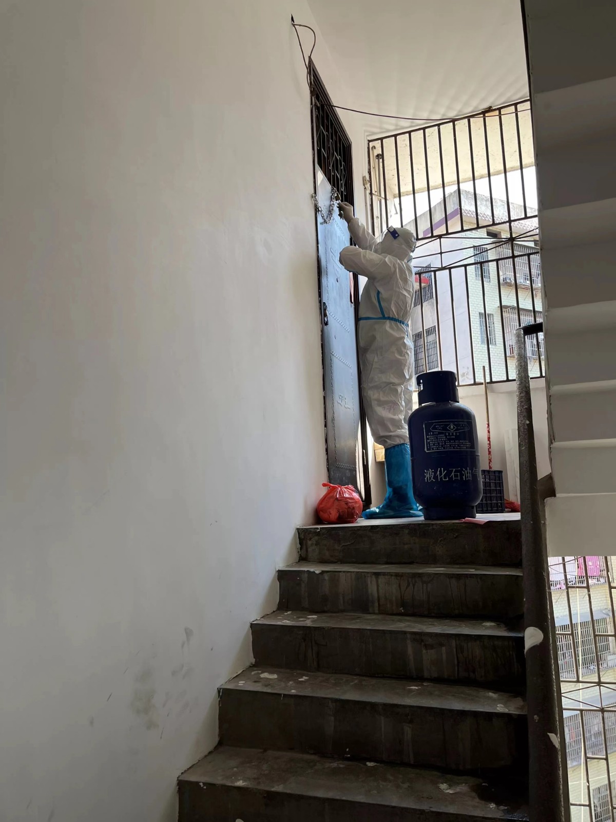 投身“疫”線(xiàn)  堅(jiān)守責(zé)任與愛(ài)