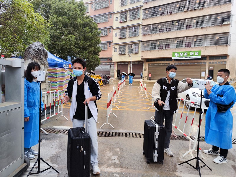 洞口四中高一、高二年級有序返校復(fù)課