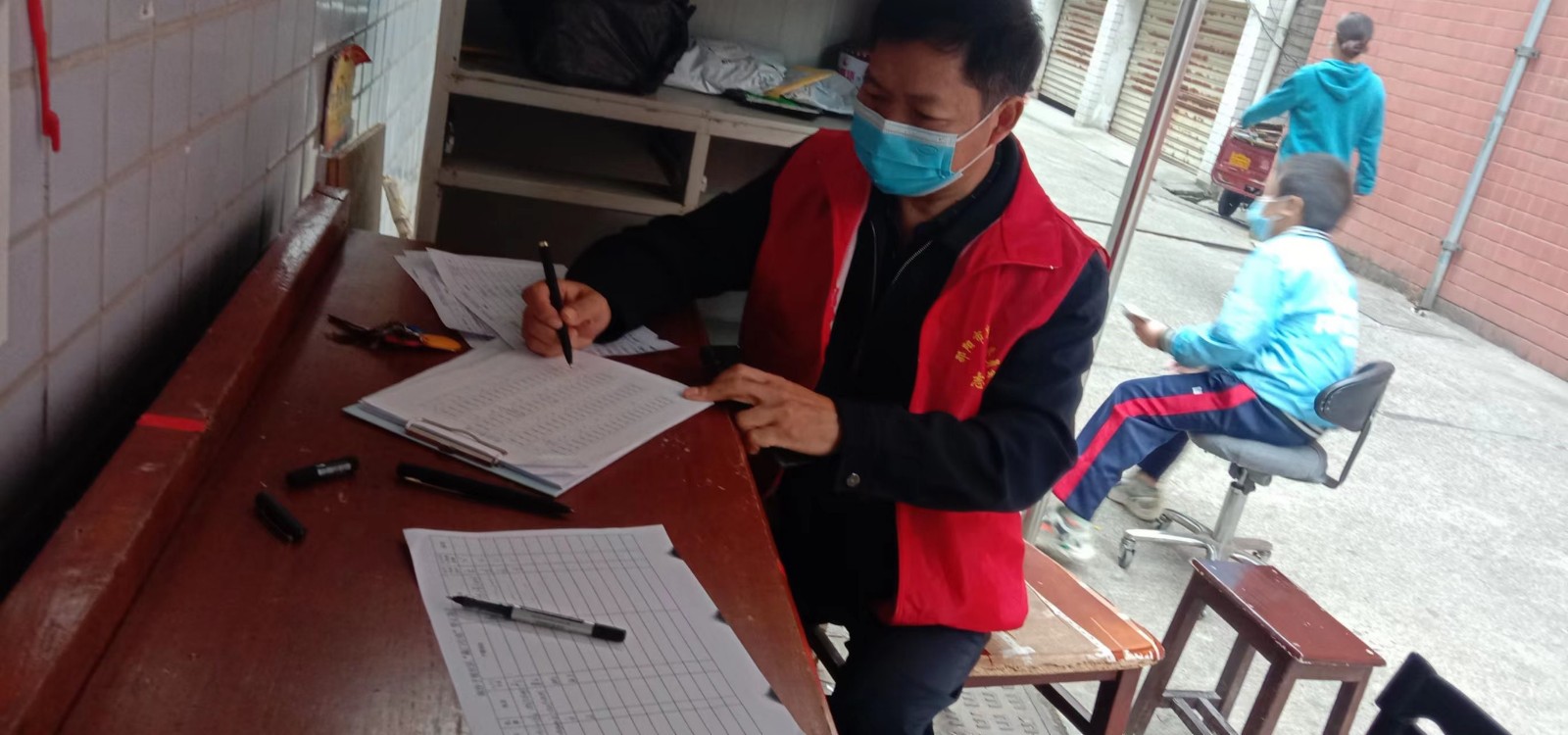 抗疫一線  閃耀“志愿紅”