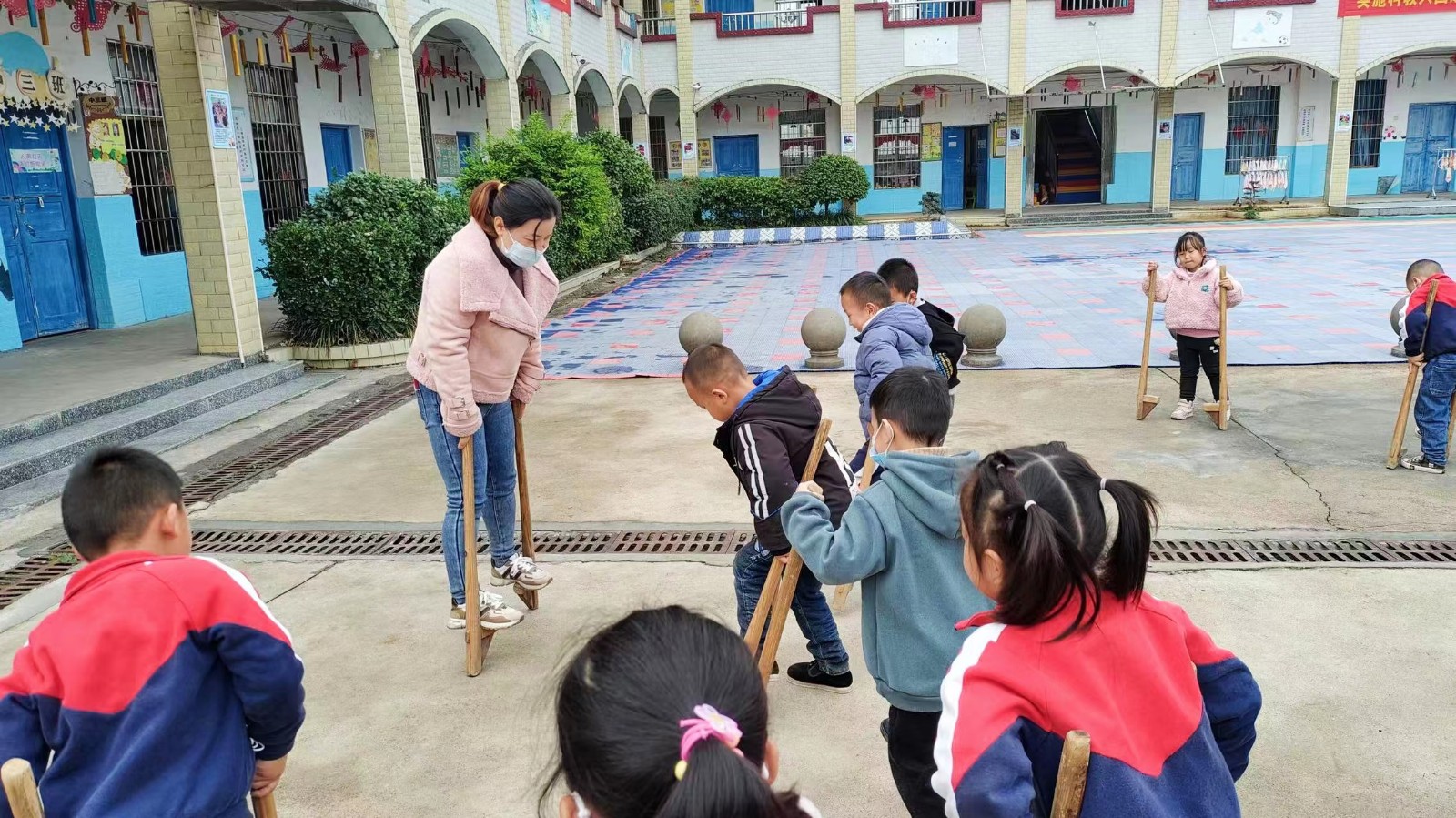 新寧縣回龍寺鎮(zhèn)中心幼兒園民間游戲《踩高蹺》