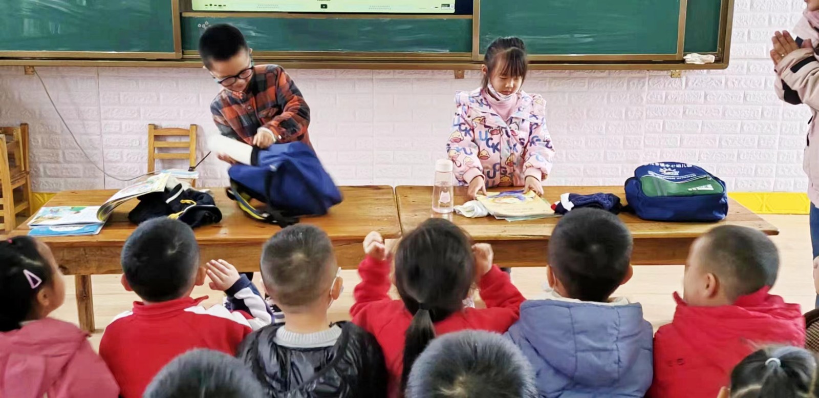 新寧縣回龍寺鎮(zhèn)中心幼兒園  幼小銜接《整理書包》