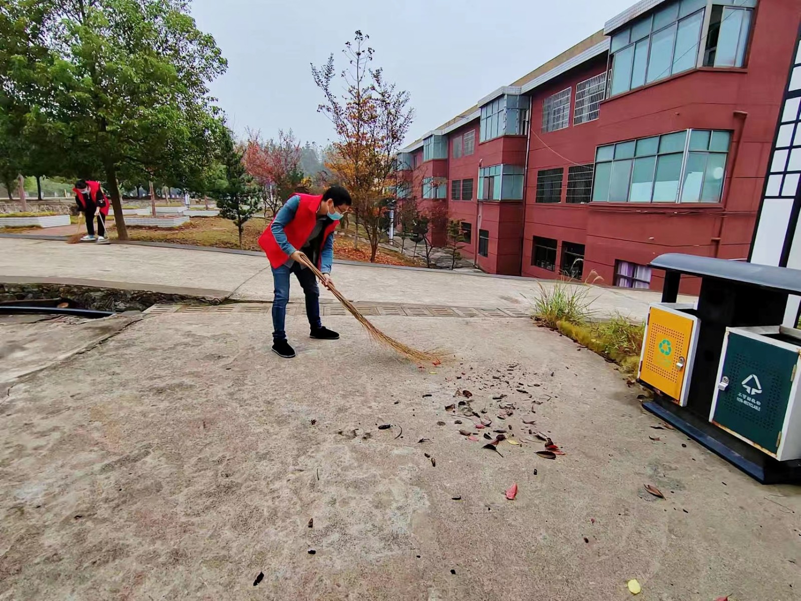 校園忙清掃  “凈”待學(xué)子歸
