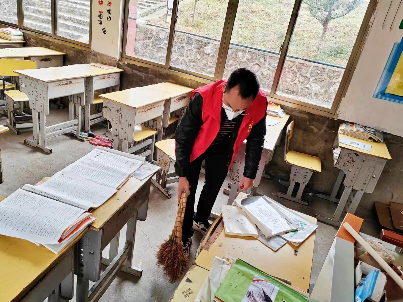 校園忙清掃  “凈”待學(xué)子歸