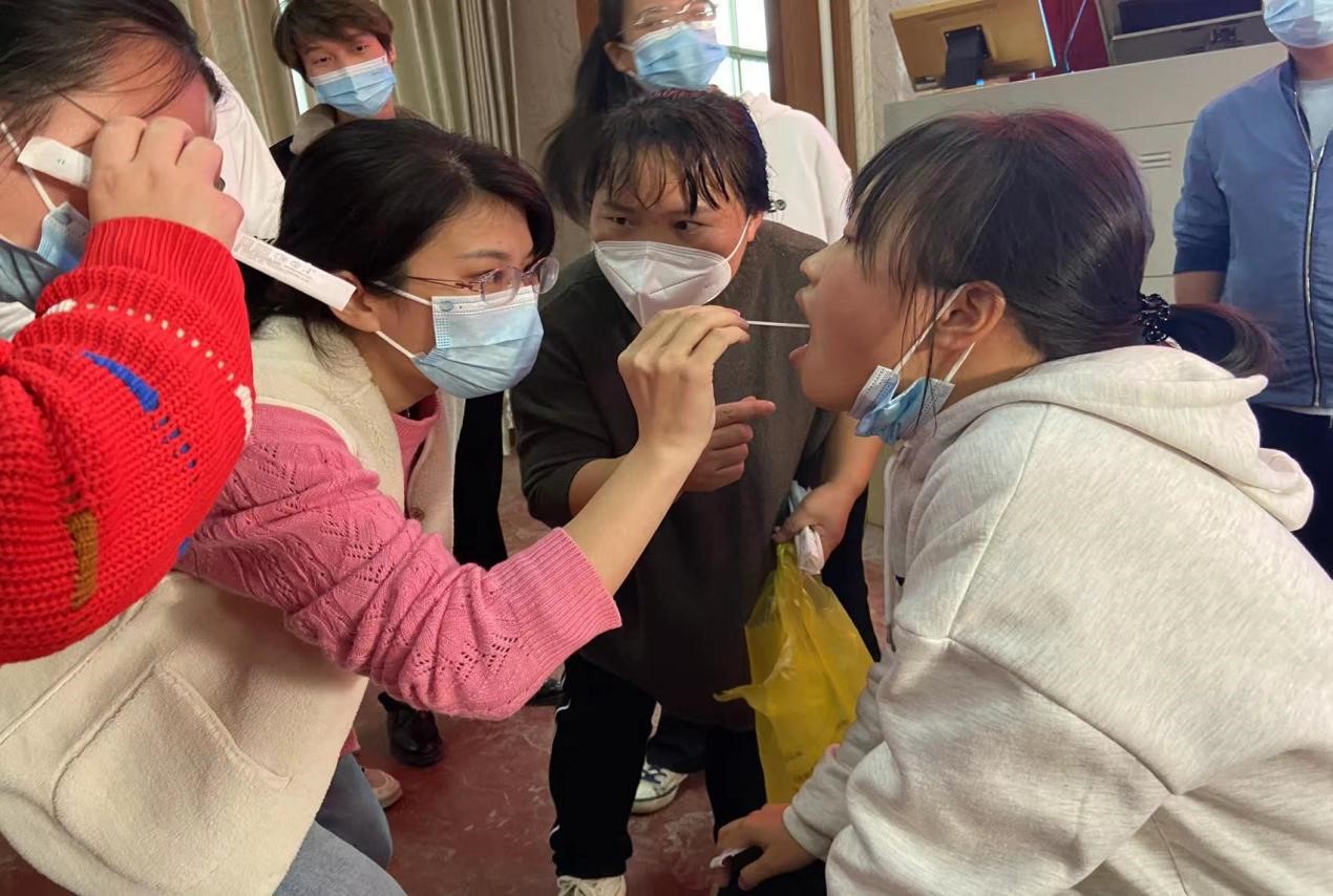 邵陽縣酈家坪鎮(zhèn)中心學(xué)校開展教師志愿者核酸采集儲(chǔ)備人員培訓(xùn)會(huì)