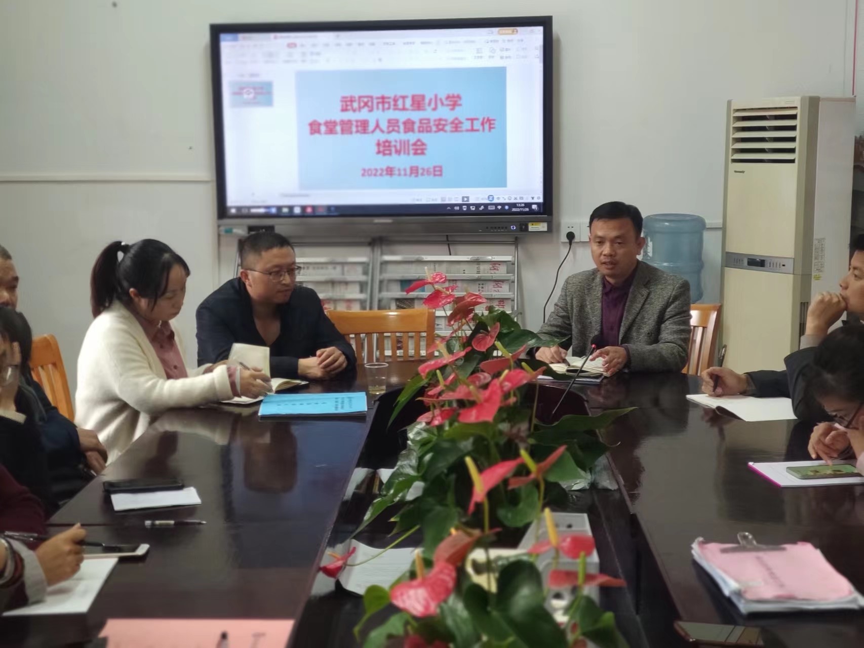 武岡市紅星小學(xué)開(kāi)展食堂食品安全工作培訓(xùn)