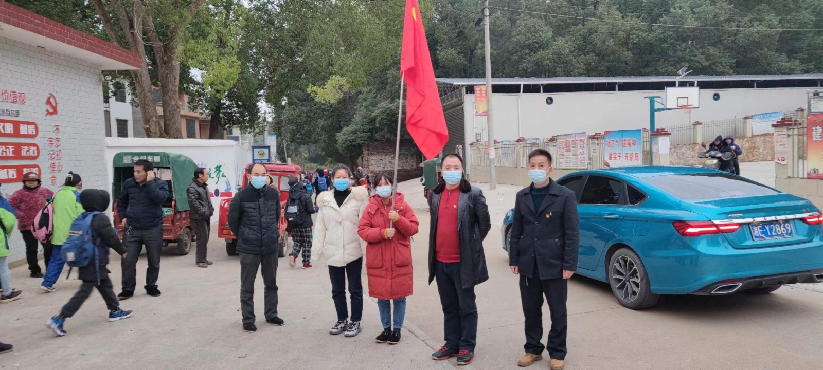 黨旗獵獵映初心，不忘使命勇?lián)?dāng)