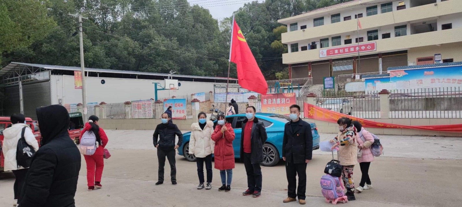 黨旗獵獵映初心，不忘使命勇?lián)?dāng)