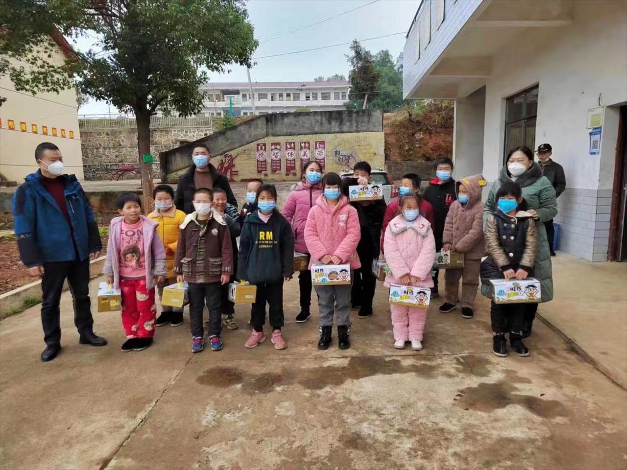 “冬?暖陽(yáng)?愛(ài)守護(hù)”旺旺集團(tuán)在邵陽(yáng)縣七??學(xué)校進(jìn)?捐贈(zèng)活動(dòng)