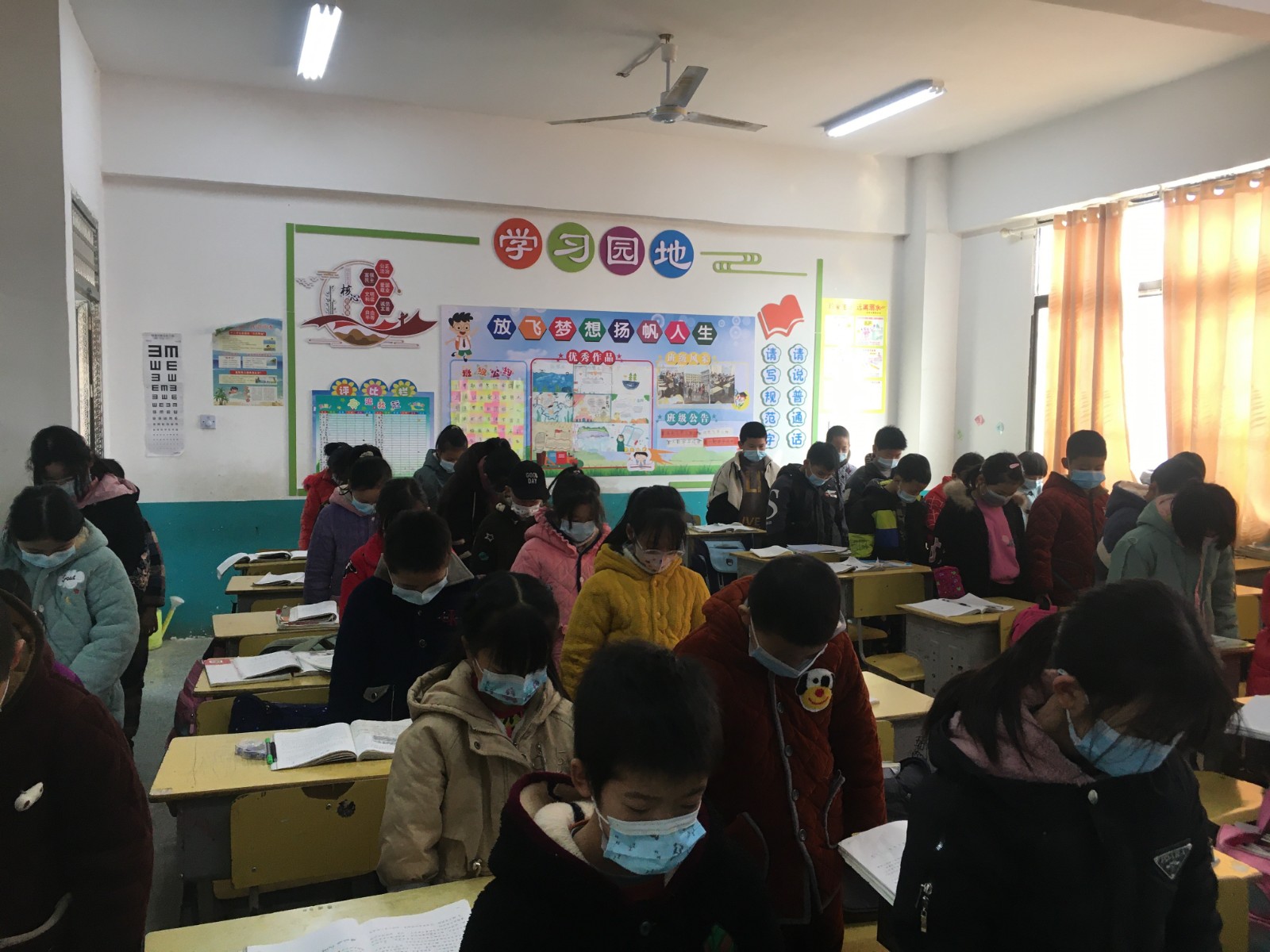 蔡橋鄉(xiāng)中心完小舉行南京大屠殺死難者國家公祭日班會活動