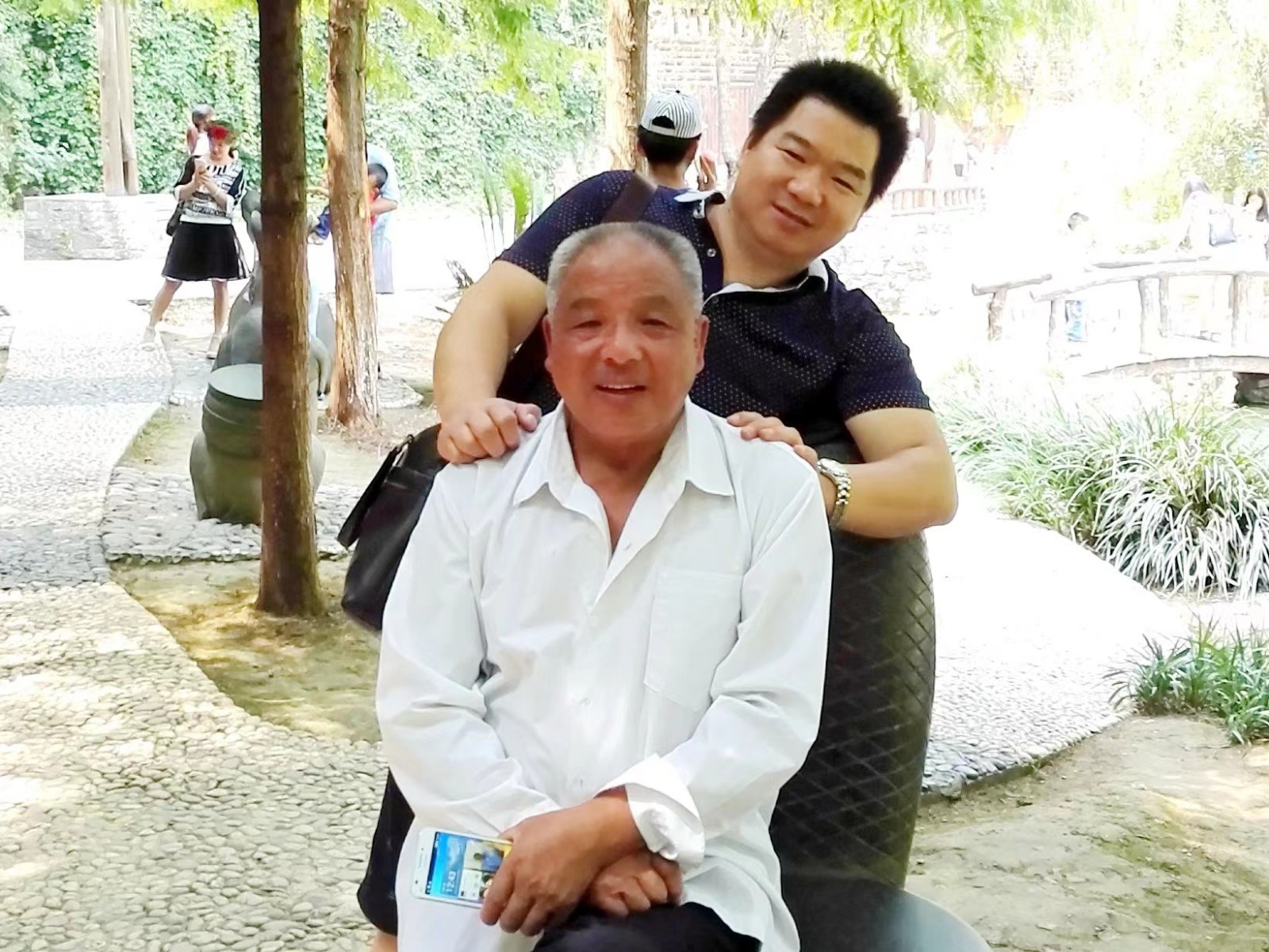 潛心執(zhí)教三十載  丹心無(wú)悔譜華章