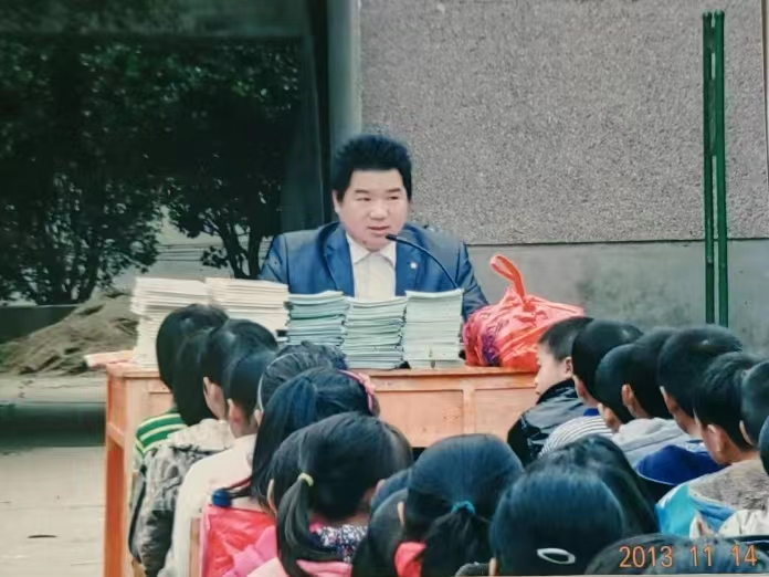 潛心執(zhí)教三十載  丹心無(wú)悔譜華章