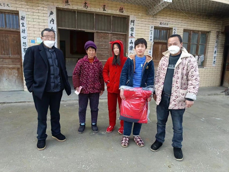 點(diǎn)滴之水成海洋，顆顆愛(ài)心變希望