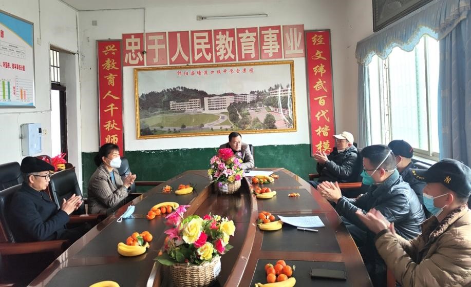 塘渡口中學(xué)工會舉行“春風(fēng)行動送溫暖”活動