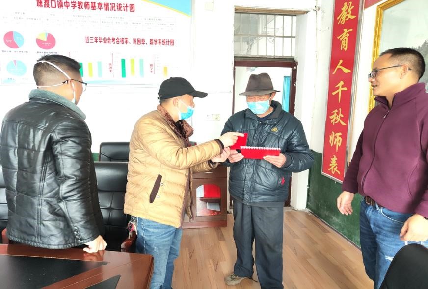 塘渡口中學(xué)工會舉行“春風(fēng)行動送溫暖”活動