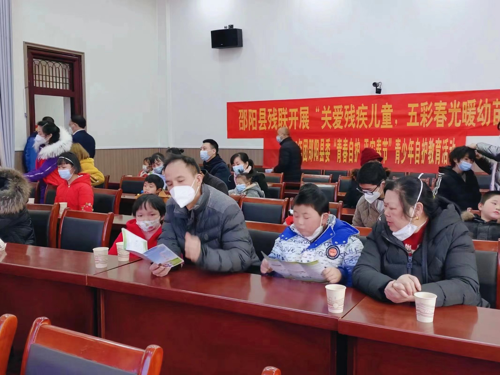 關(guān)愛殘疾兒童，五彩春光暖幼苗