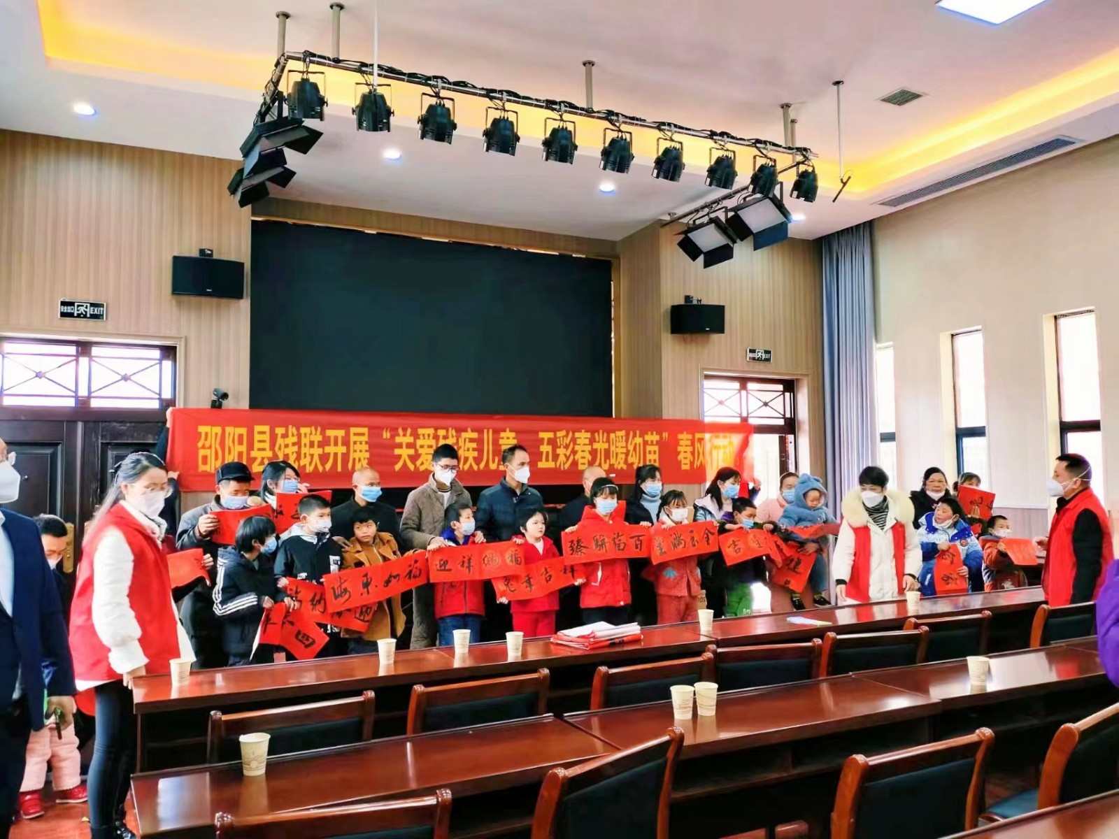 關(guān)愛殘疾兒童，五彩春光暖幼苗