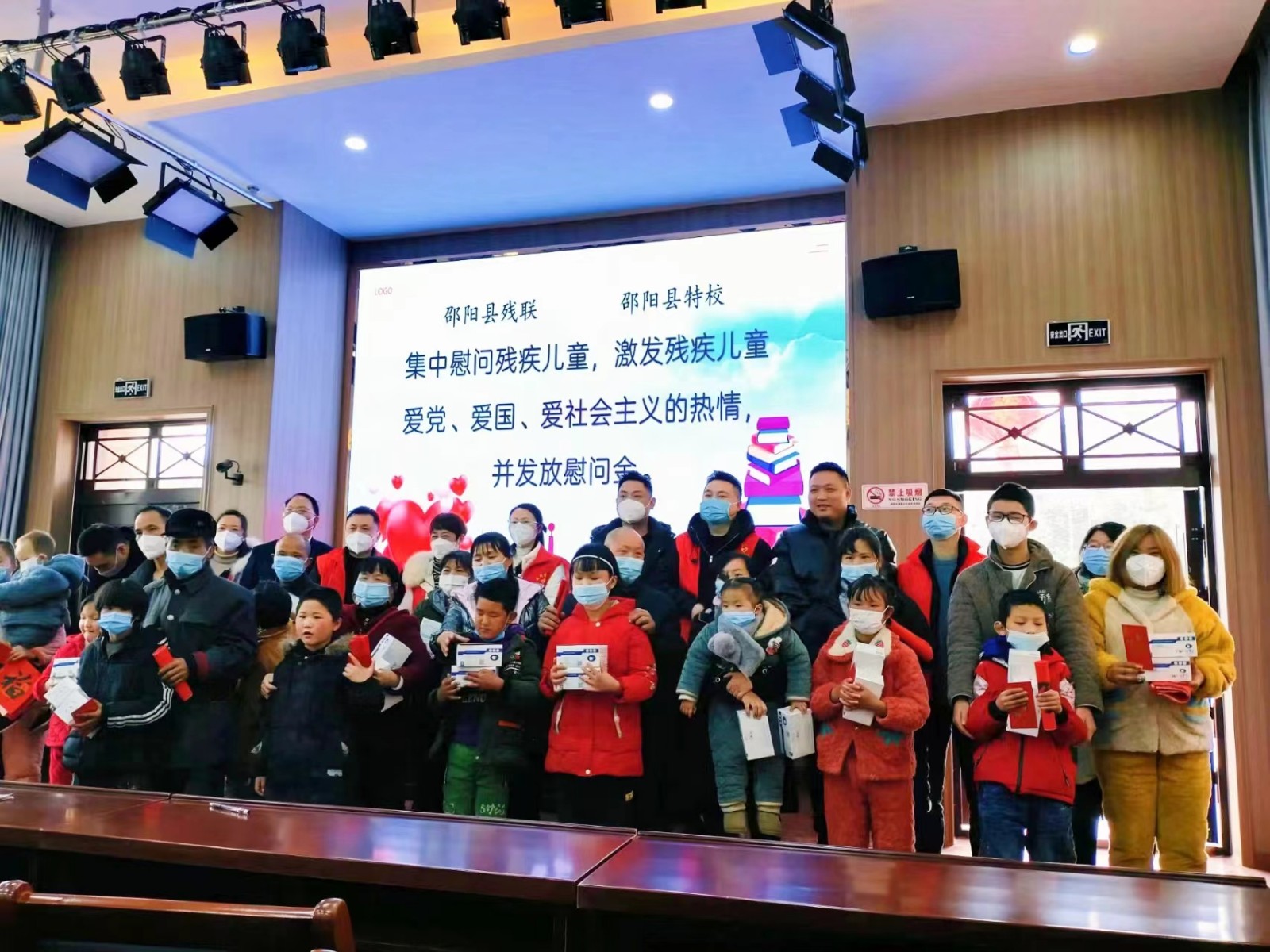 關(guān)愛殘疾兒童，五彩春光暖幼苗