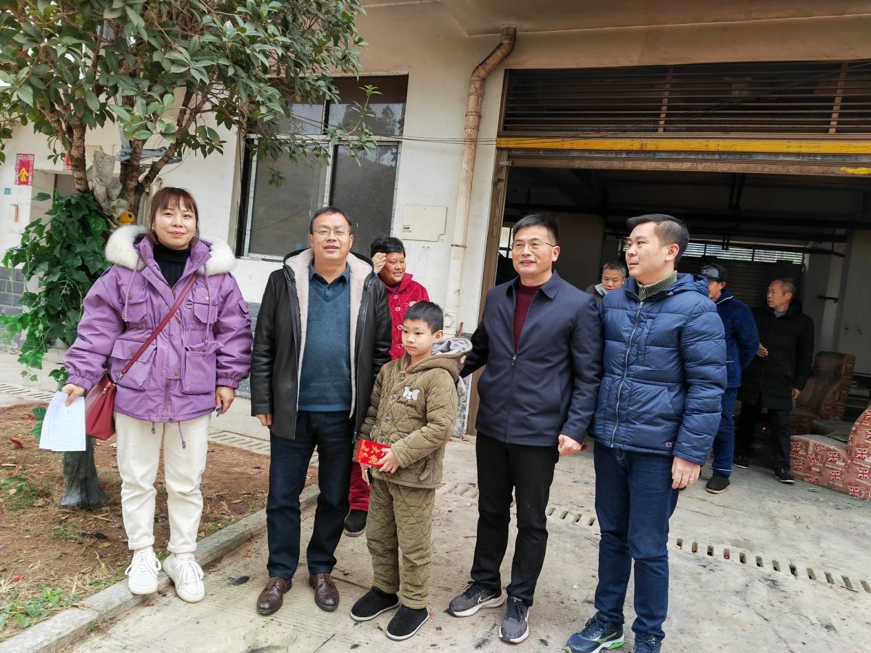 邵陽縣塘渡口中學(xué)開展走訪慰問貧困家庭活動