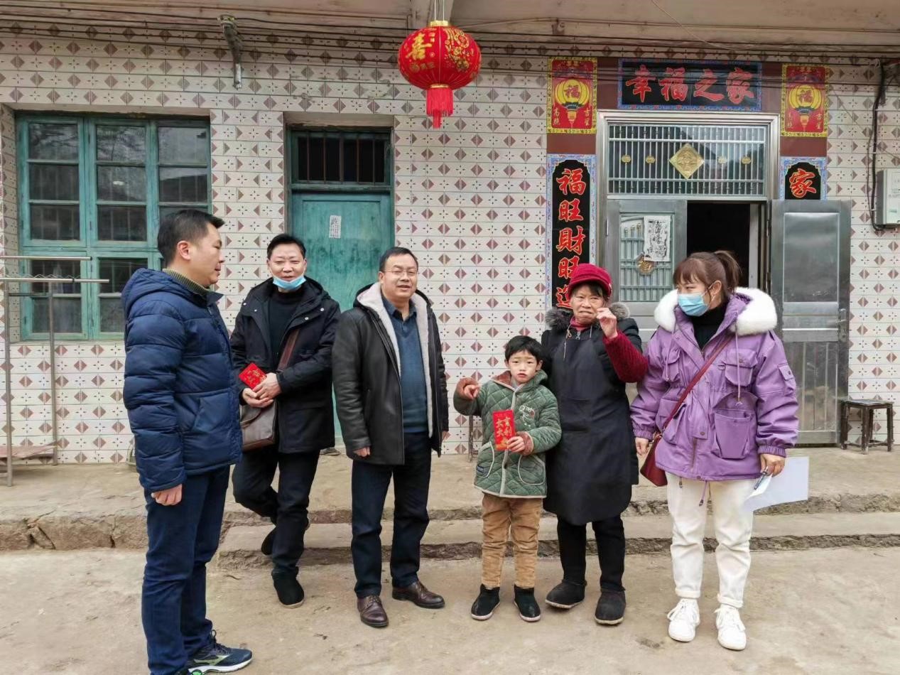 邵陽縣塘渡口中學(xué)開展走訪慰問貧困家庭活動