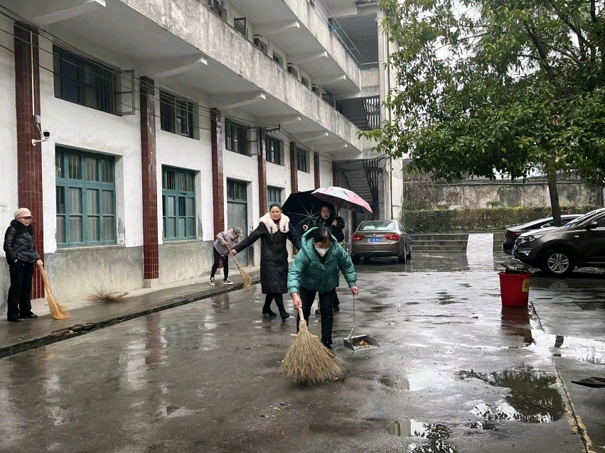 竹市鎮(zhèn)中學(xué)全體教師開展校園大掃除活動(dòng)以迎接學(xué)生報(bào)名