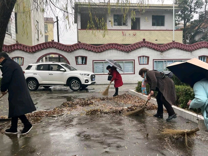 竹市鎮(zhèn)中學(xué)全體教師開展校園大掃除活動(dòng)以迎接學(xué)生報(bào)名