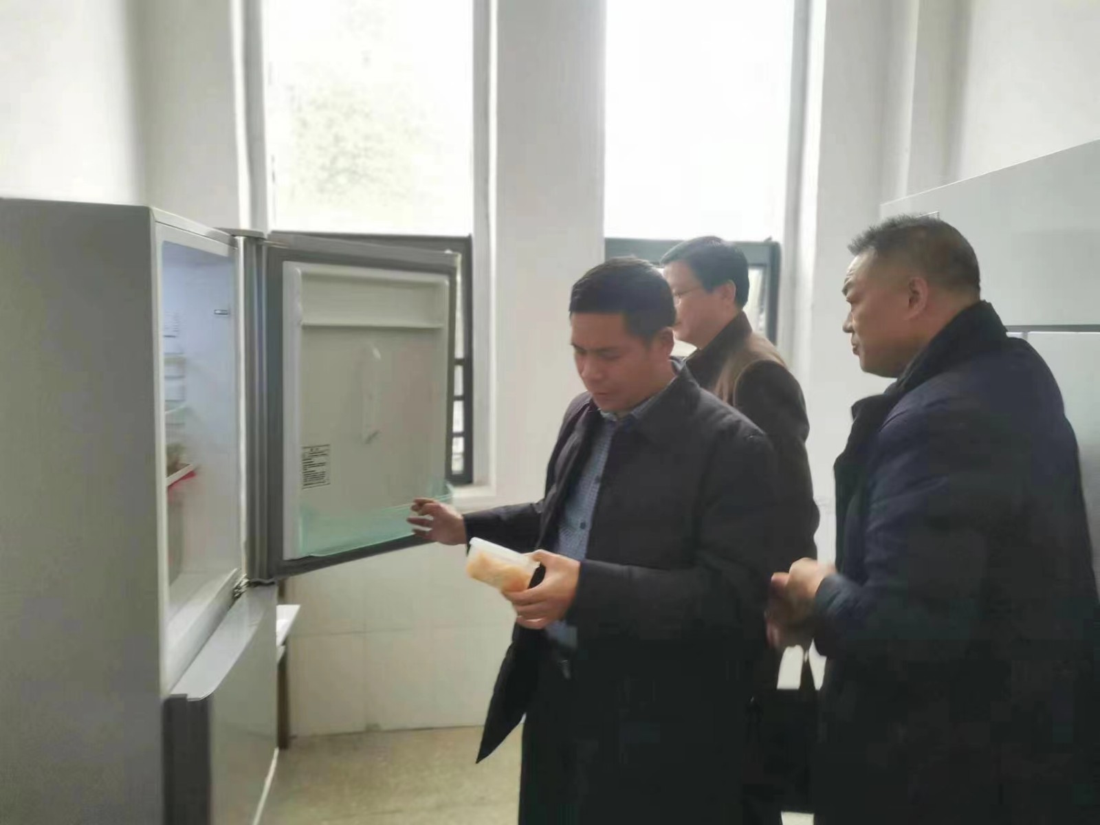 姜佳良到蔡橋鄉(xiāng)中學(xué)檢查有關(guān)食品安全“兩個(gè)責(zé)任”機(jī)制落實(shí)情況