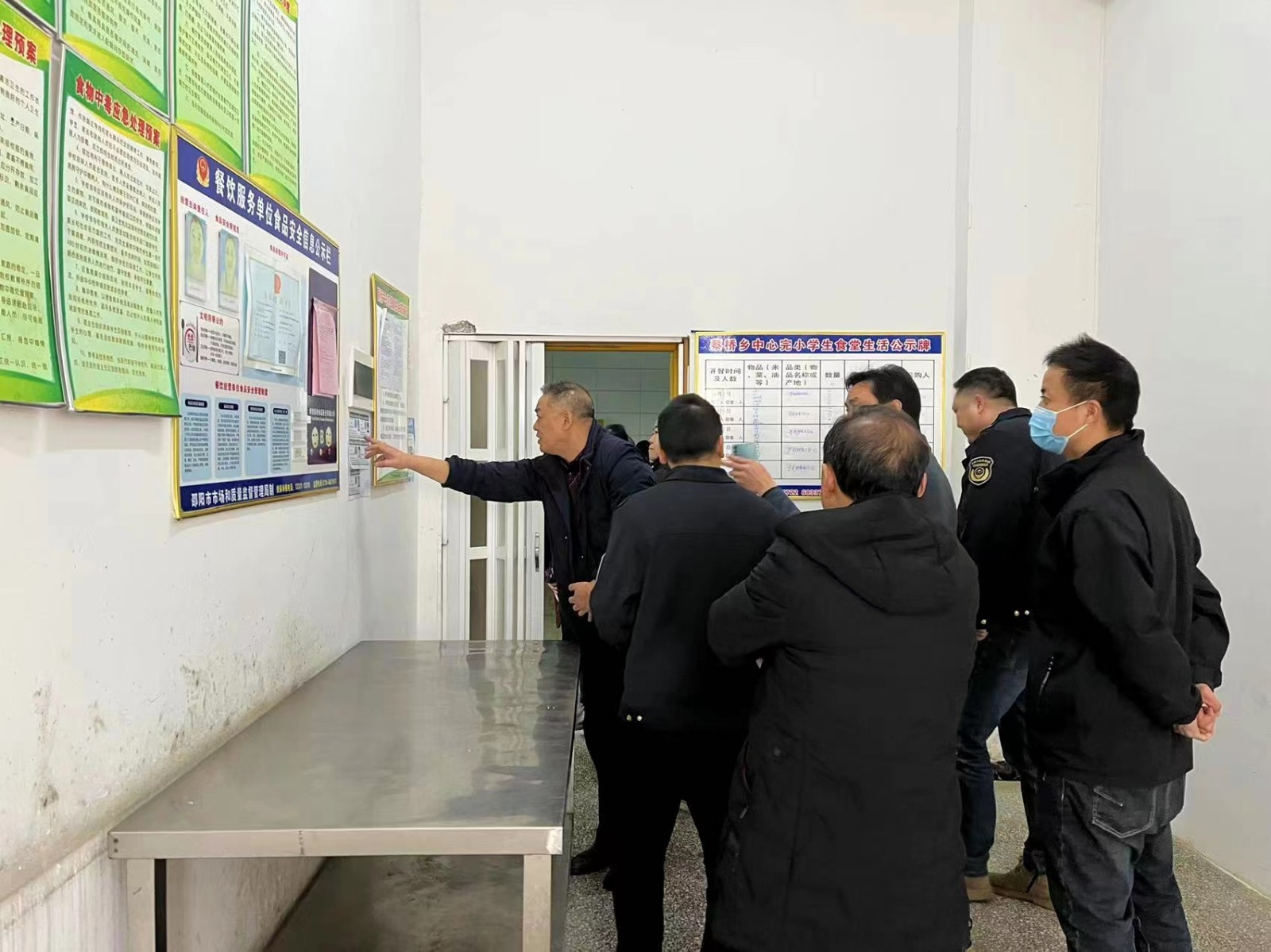 加強(qiáng)食堂監(jiān)管，保障食品衛(wèi)生安全