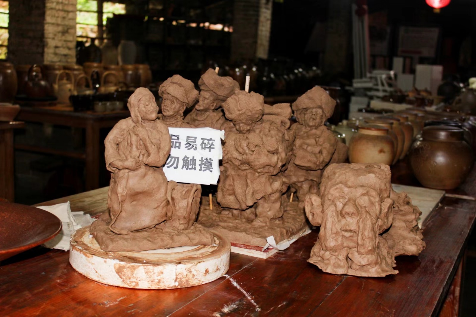 “湘西記憶”系列是辰溪土陶非遺基地銷(xiāo)售最為火爆的產(chǎn)品